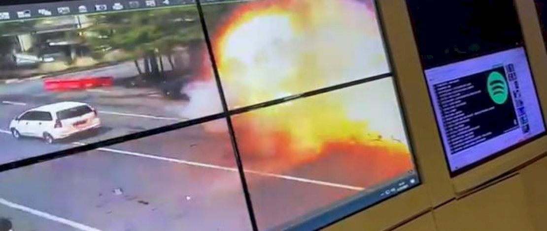 Ledakan bom bunuh diri di depan Gereja Katedral Makassar. 