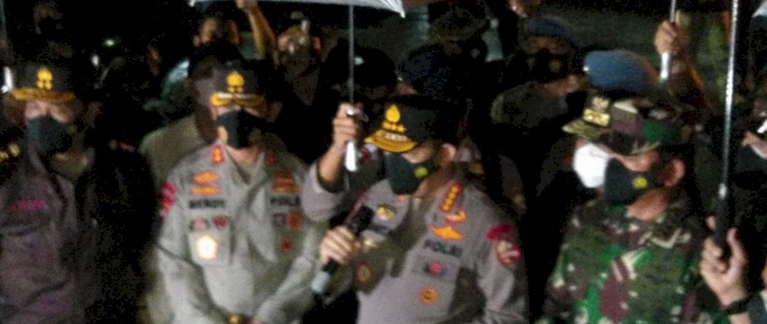 Kapolri bersama Panglima TNI, didampingi Kapolda Sulsel, dan Pangdan XIV Hasanuddin di lokasi bom bunuh diri.