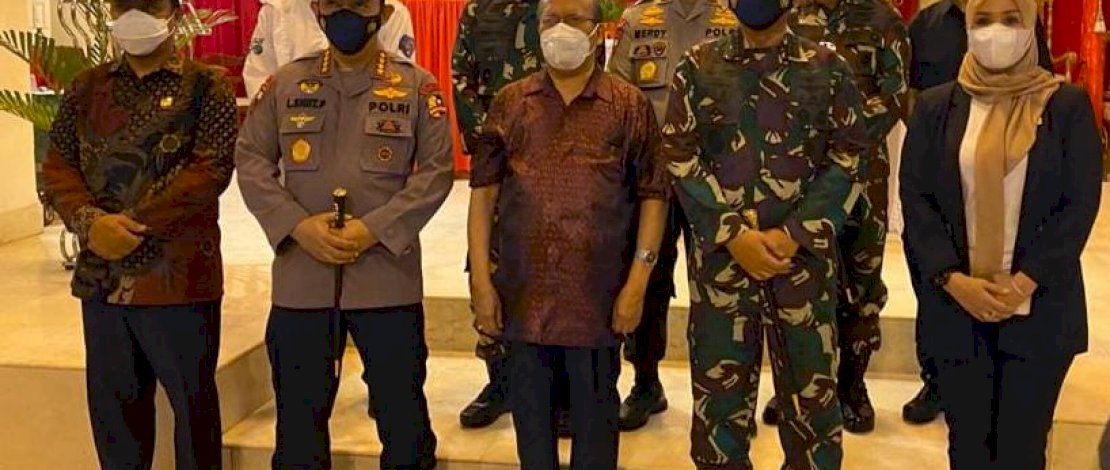 Kapolri RI Jenderal Listyo Sigit Prabowo bersama Plt Gubernur Susel Andi Sudirman Sulaeman dan Walikota Makassar Danny Pomanto mengunjungi Gereja Katedral. 