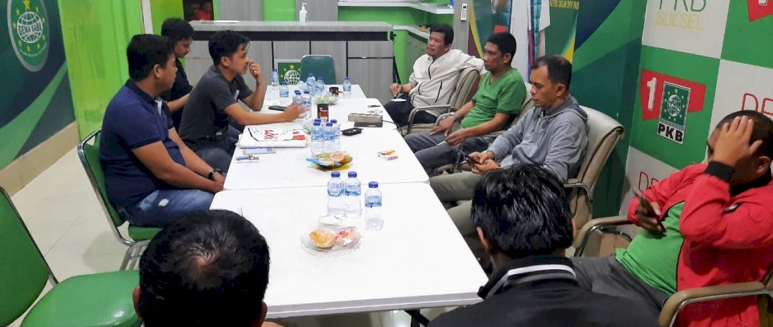 Pengurus FOKSI Sulsel memantapkan persiapan pelantikan.