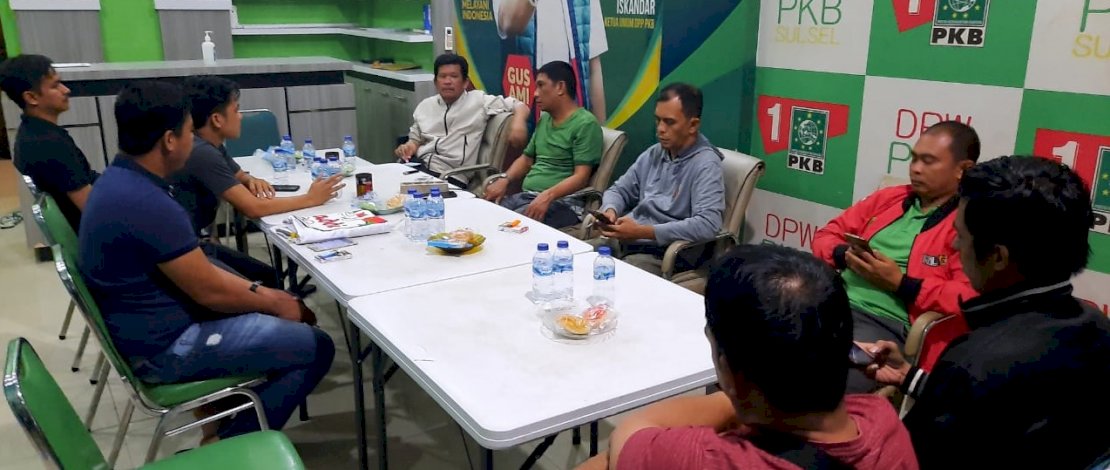 Pengurus FOKSI Sulsel memantapkan persiapan pelantikan.