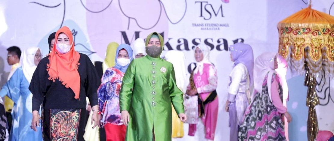 Hj Indira Jusuf Ismail pada saat membuka Makassar Fashion Point di TSM tadi malam.