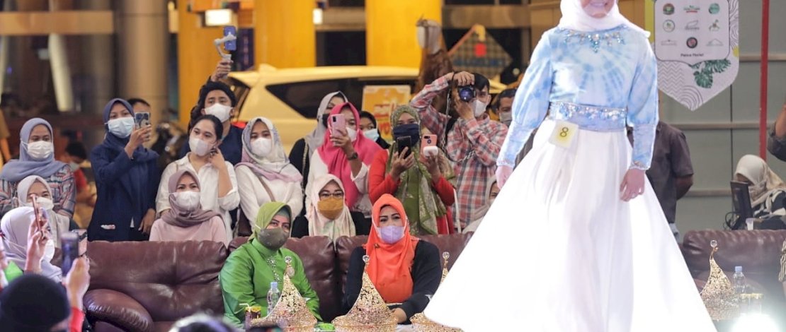 Hj Indira Jusuf Ismail pada saat membuka Makassar Fashion Point di TSM tadi malam.