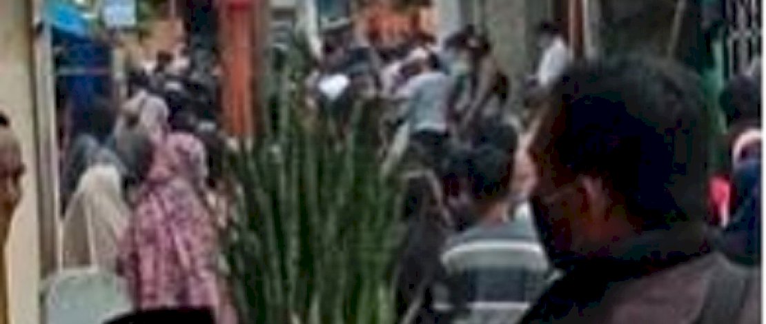 Suasana penggeledahan rumah terduga pelaku bom bunuh diri, di Jl Tinumbu, Makassar.