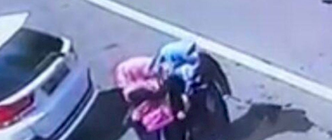 Dua wanita terekam kamera CCTV di sekitar lokasi ledakan bom Jl Kajaolalido Makassar. Tingkahnya mencurigakan, seperti memberi kode kepada Lukman dan istrinya.