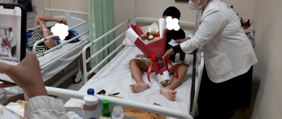 Koordinator Bravo 5 Wilayah Sulawesi, Hj Asyfa M Br Ginting Manik, menjenguk langsung korban bom bunuh diri di pintu gerbang Gereja Katedral Makassar di RS Bhayangkara Makassar, Senin (29/3/2021). 