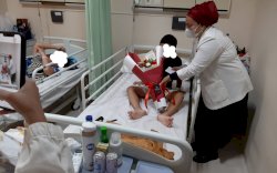 Jenguk Korban Bom Bunuh Diri di Gereja Katedral Makassar, Bunda Syfa: Panjang Umurki Nak 