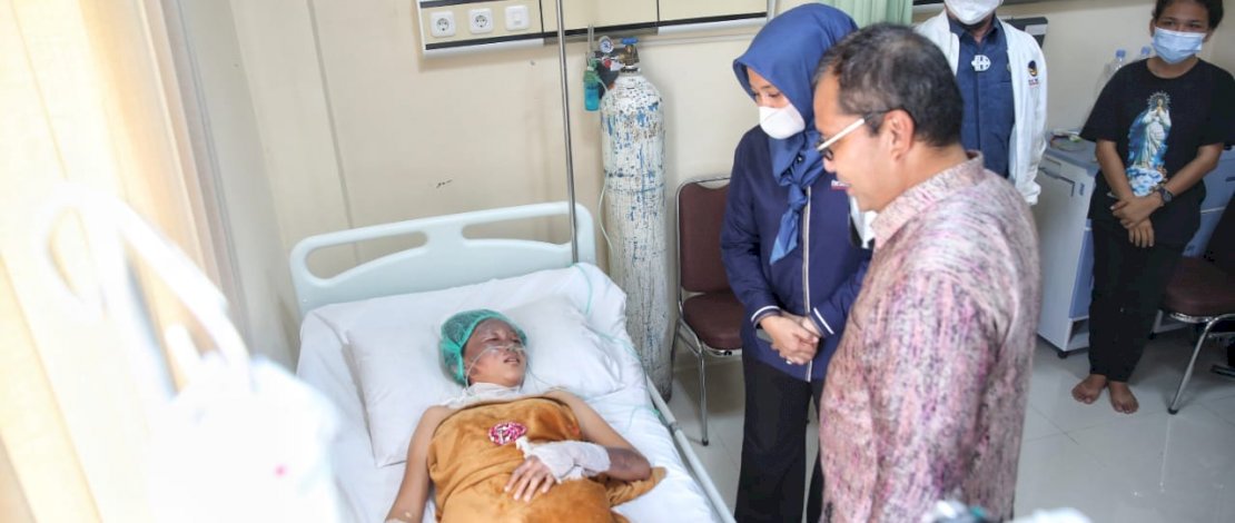 Danny-Fatma Jenguk Korban Bom Bunuh Diri Gereja Katedral