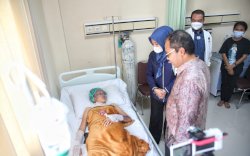 Danny-Fatma Jenguk Korban Bom Bunuh Diri Gereja Katedral