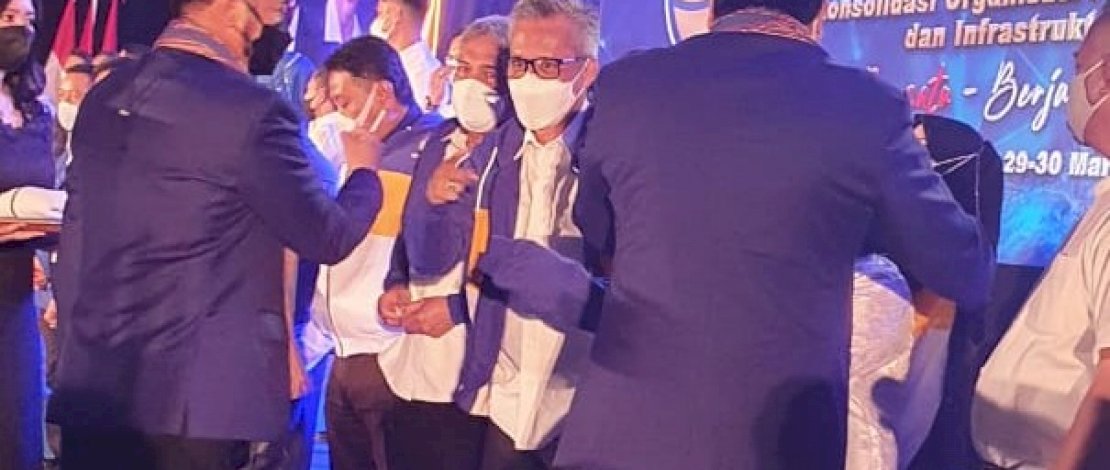 Pemasangan jaket Nasdem kepada kader baru partai besutan Surya Paloh itu.