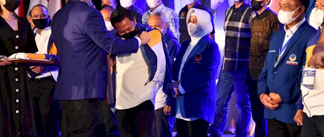 Pemasangan jaket Nasdem kepada kader baru partai besutan Surya Paloh itu.