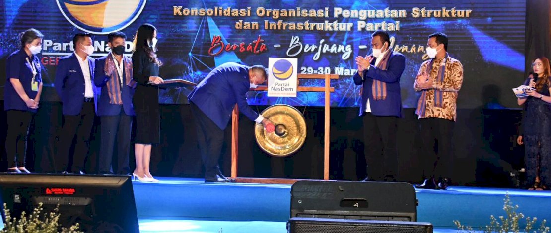 Pemasangan jaket Nasdem kepada kader baru partai besutan Surya Paloh itu.