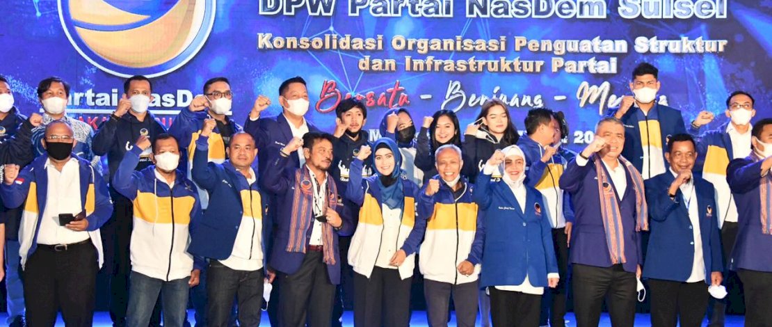 Pemasangan jaket Nasdem kepada kader baru partai besutan Surya Paloh itu.