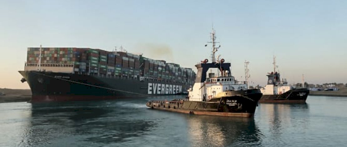 Kapal tunda menarik kapal kontainer dengan panjang 400m dan lebar 59m Ever Given pada 29 Maret 2021. (Foto: AFP PHOTO / HO / Suez Canal)