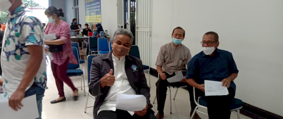 VAKSIN COVID-19. Yayasan Sinergi Insan Unggul yang menaungi Sekolah Islam Al Azhar Makassar (TK, SD, SMP, SMA) melakukan vaksinasi Covid-19 terhadap semua guru dan staf.