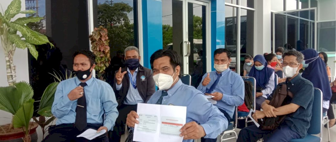 VAKSIN COVID-19. Yayasan Sinergi Insan Unggul yang menaungi Sekolah Islam Al Azhar Makassar (TK, SD, SMP, SMA) melakukan vaksinasi Covid-19 terhadap semua guru dan staf.