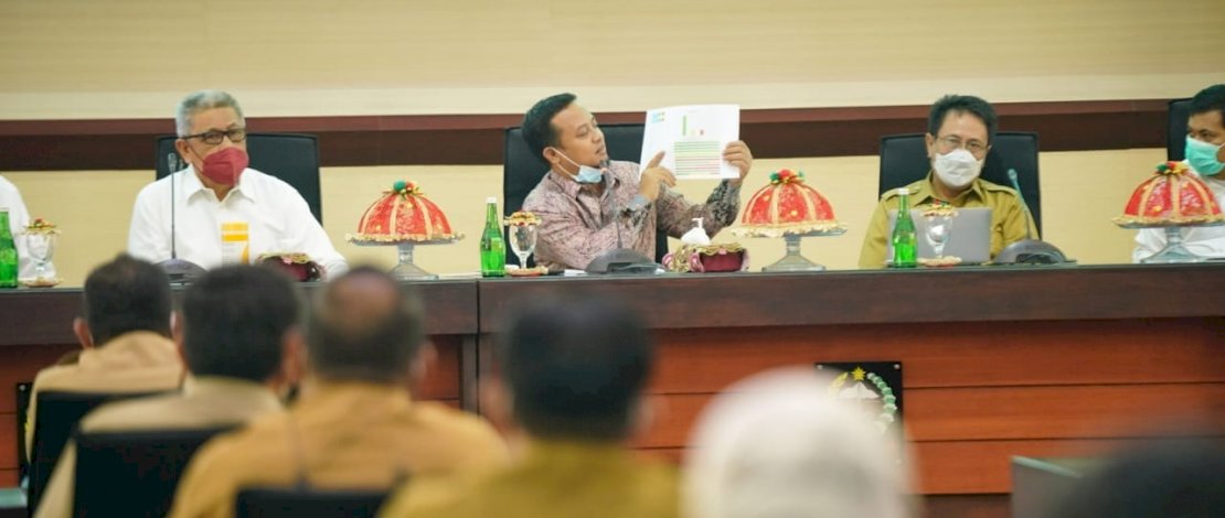 VERIFIKASI ULANG. Plt Gubernur Sulawesi Selatan (Sulsel), Andi Sudirman Sulaiman, meminta Dinas Sosial (Dinsos) untuk mendata ulang peserta BPJS Kesehatan Penerima Bantuan Iuran (PBI).
