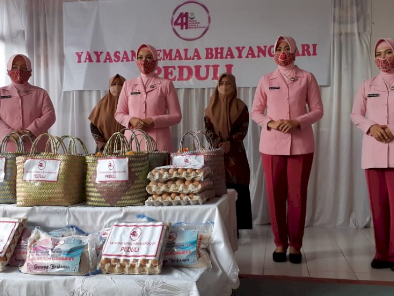 HUT Ke-41 YKB, Ketua Pengurus Daerah Sulsel Beri Tali Asih kepada Guru TK 07 Cabang Gowa
