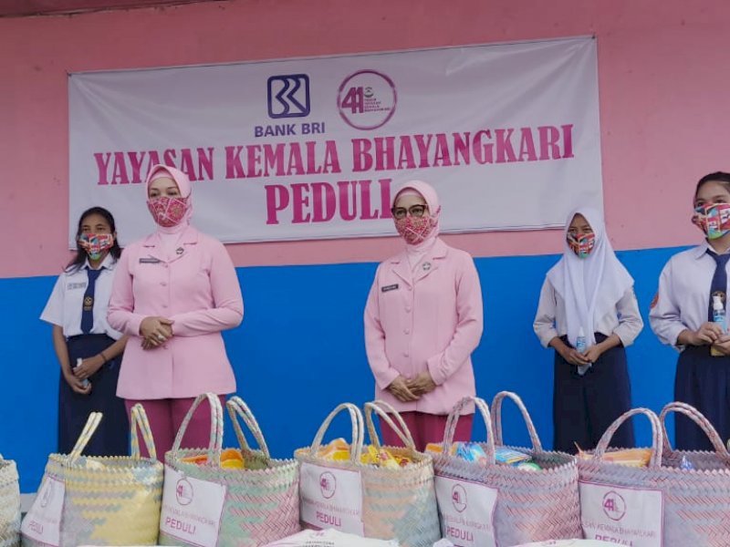 Bahagia pada HUT Ke-41 YKB, Istri-istri Polisi dari Polda Sulsel Keliling Sekolah Serahkan Bingkisan