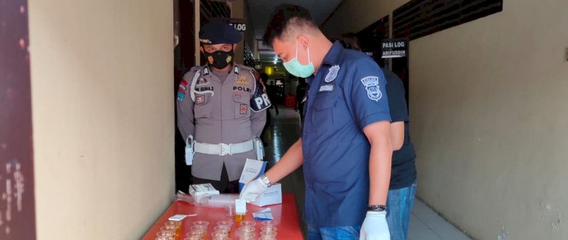 Bid Dokkes Polda Sulsel Lakukan Tes Urine Personel Brimob Bone, Ini Hasilnya