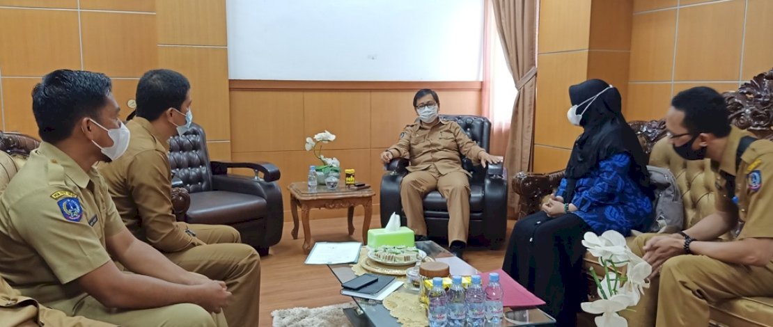 Wakil Bupati Luwu Utara, Suaib Mansur, menerima kunjungan Tim Verifikasi Lapangan (Verlap) Kompetisi Inovasi Pelayanan Publik (KIPP) Tingkat Provinsi Sulawesi Selatan, Selasa (30/3/2021), di Ruang Kerjanya. 
