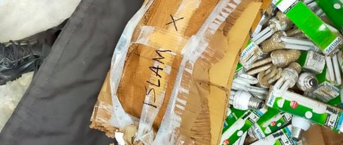 Kardus "ISLAM X" berisi bola lampu bekas.