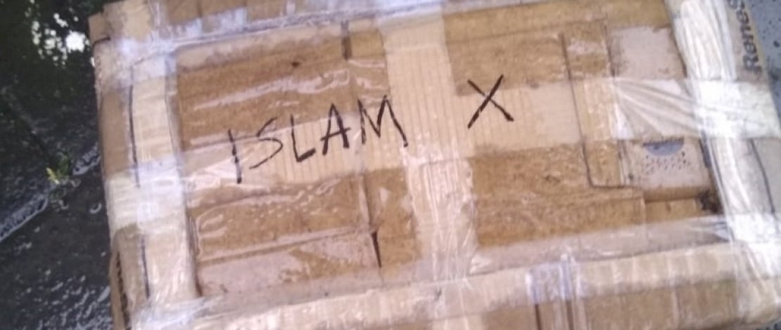 Kardus "ISLAM X" berisi bola lampu bekas.