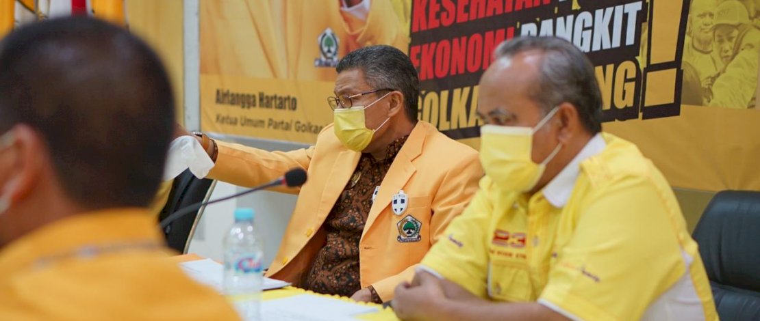 Taufan Pawe memimpin rapat di Golkar Sulsel. 