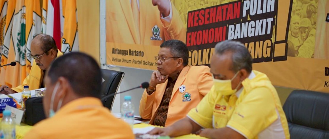 Taufan Pawe memimpin rapat di Golkar Sulsel. 