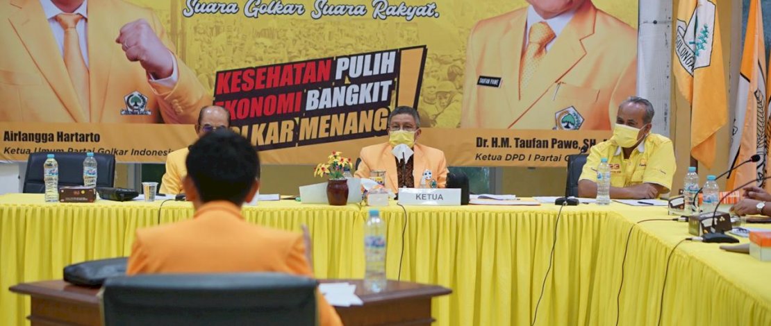 Taufan Pawe memimpin rapat di Golkar Sulsel. 
