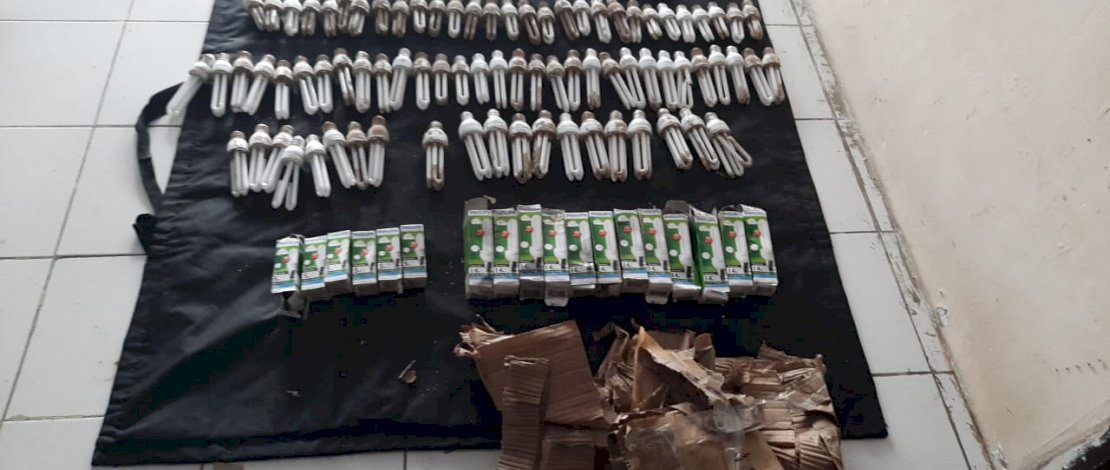 Bola lampu bekas di dalam kardus "ISLAM X".