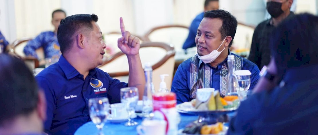 JAMUAN MAKAN MALAM. Pelaksana Tugas Gubernur Sulsel, Andi Sudirman Sulaiman, menjamu makan malam para pengurus Partai NasDem, di rumah jabatannya, malam tadi.
