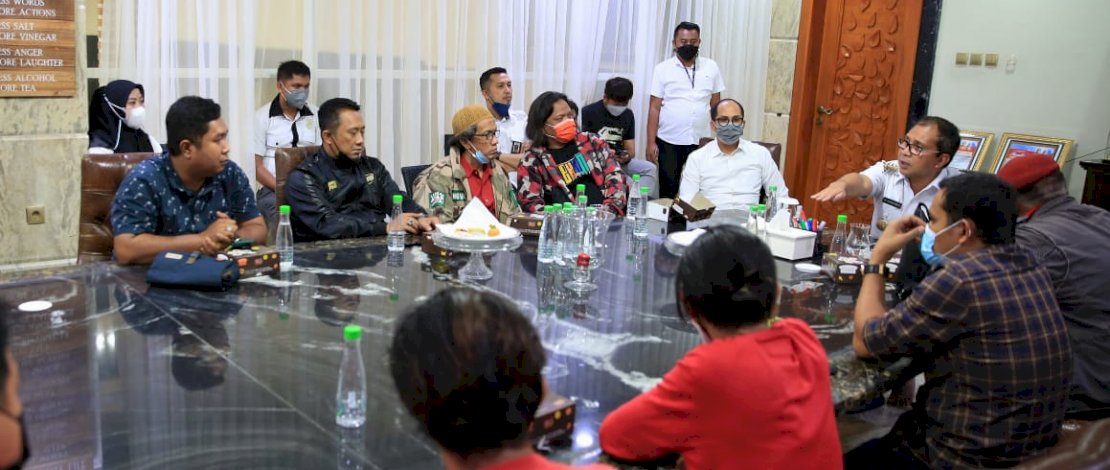 Sambangi Danny, Supporter PSM Minta Kapasitas Stadion Ditambah