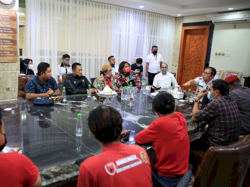 Sambangi Danny, Supporter PSM Minta Kapasitas Stadion Ditambah
