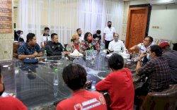 Sambangi Danny, Supporter PSM Minta Kapasitas Stadion Ditambah