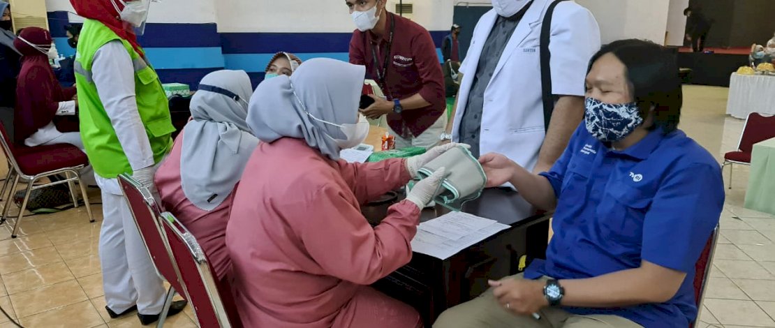 Komisioner KPID beserta seluruh insan penyiaran disuntik vaksin.