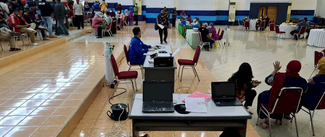 Komisioner KPID beserta seluruh insan penyiaran disuntik vaksin.