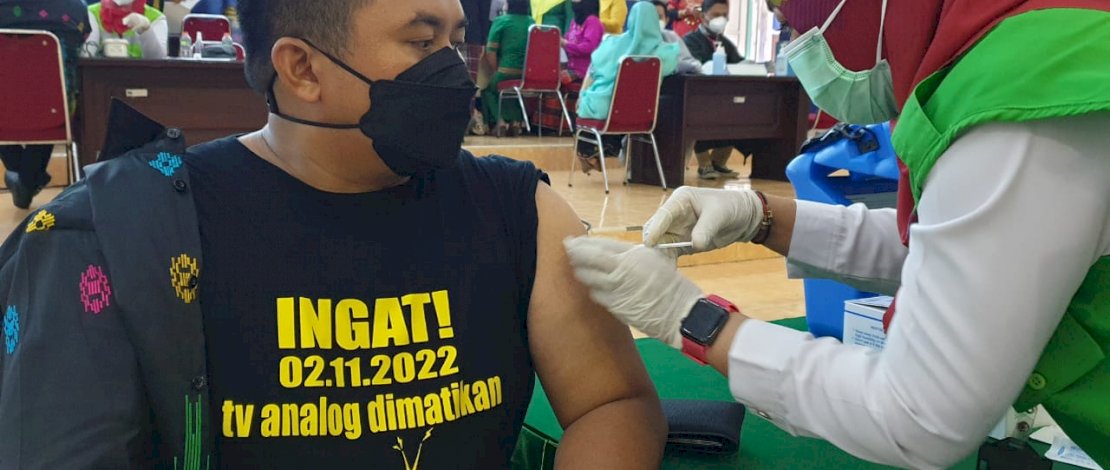 Komisioner KPID beserta seluruh insan penyiaran disuntik vaksin.