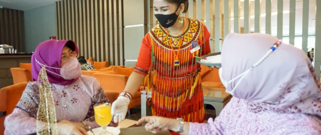 Pelayan Dalton Makassar melayani para tamu.