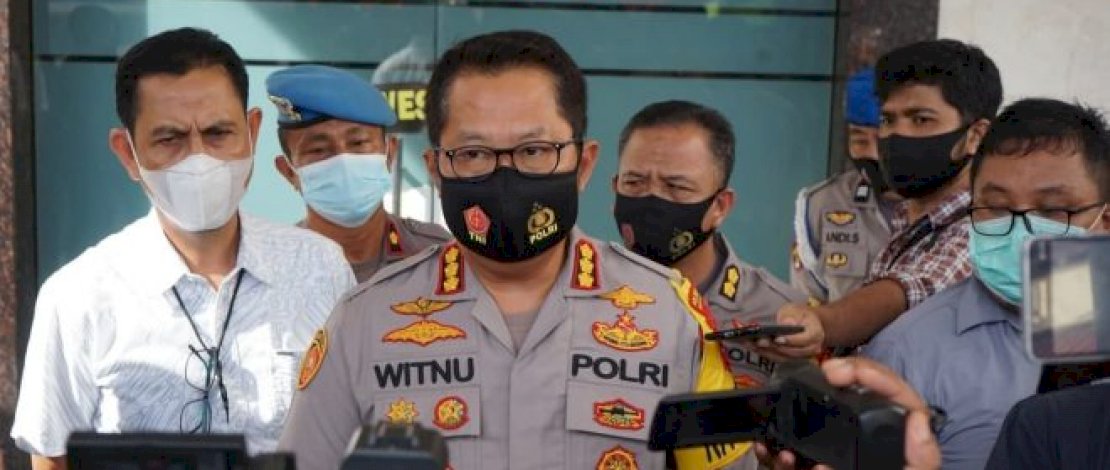Kapolrestabes Makassar, Kombes Pol Witnu Urip Laksana dalam sebuah wawancara dengan media. Kapolrestabes Makassar, Kombes Pol Witnu Urip Laksana dalam sebuah wawancara dengan media.