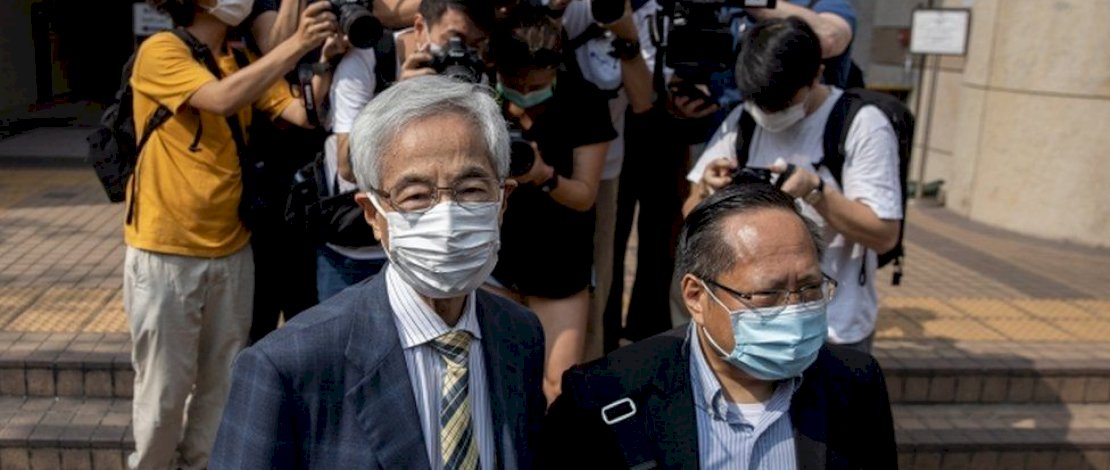 Martin Lee (kiri) di luar pengadilan menjelang putusan.(Foto: Eva Via BBC)
