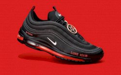 Laris, "Sepatu Setan" ini Dihiasi Darah Manusia Asli