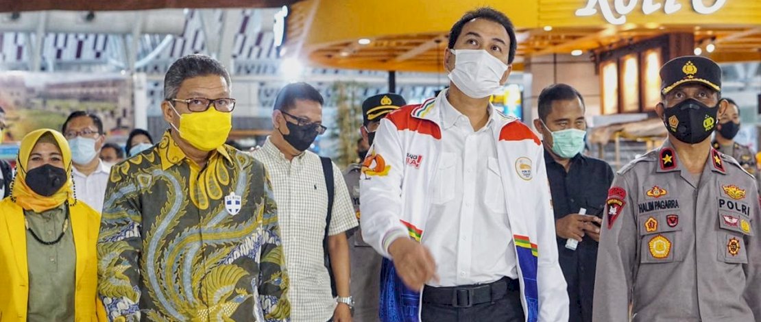 Azis Syamsuddin Tiba di Makassar, Taufan Pawe Sambut di Bandara Hasanuddin