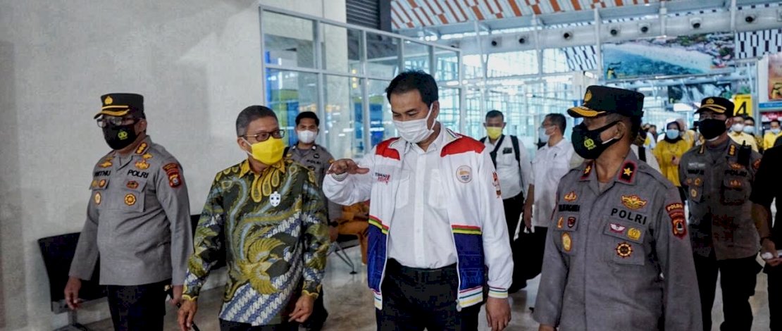 Azis Syamsuddin Tiba di Makassar, Taufan Pawe Sambut di Bandara Hasanuddin