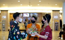 Hari Kebudayaan, Karyawan Claro Berbaju Adat Layani Tamu