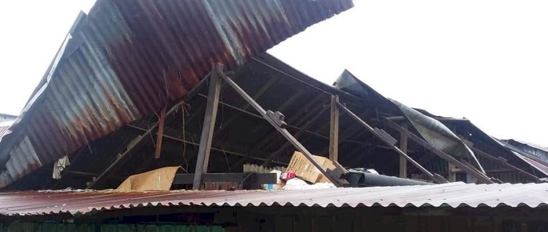 Atap rumah warga diterbangkan angin. Sejumkah pohon juga tumbang.