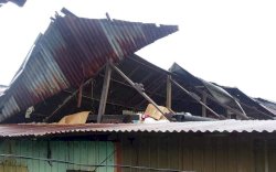 Foto-foto Atap Rumah Warga Cambayya Diterbangkan Angin Puting Beliung