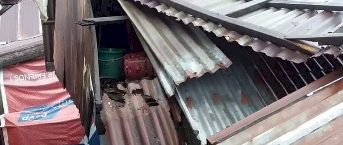 Atap rumah warga diterbangkan angin. Sejumkah pohon juga tumbang.