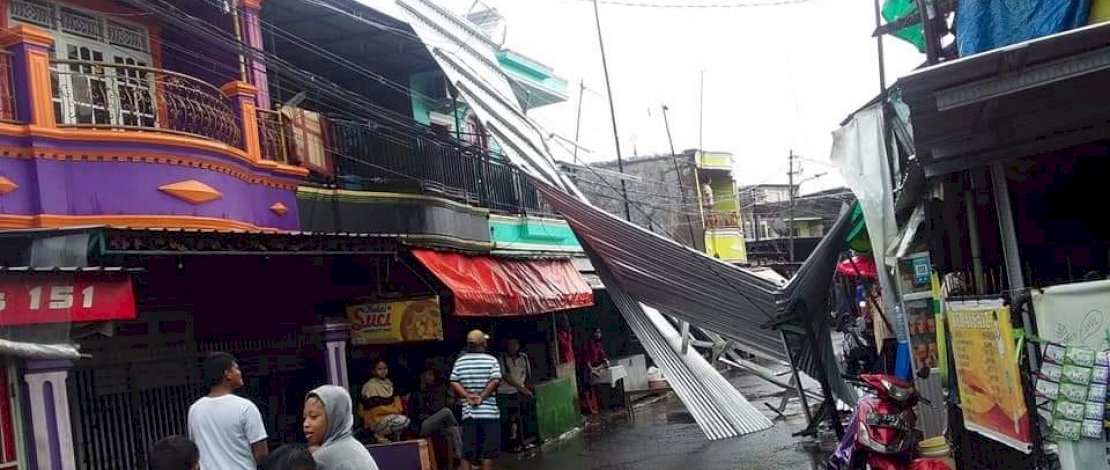 Atap rumah warga diterbangkan angin. Sejumkah pohon juga tumbang.