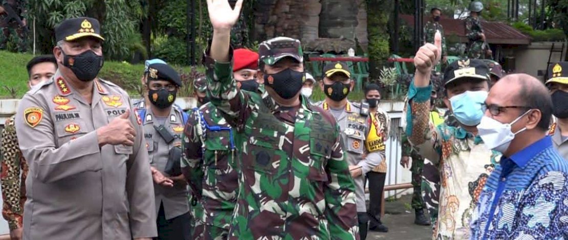 Panglima TNI Marsekal TNI Hadi Tjahjanto menyapa jemaat yang mengikuti misa Jumat Agung.